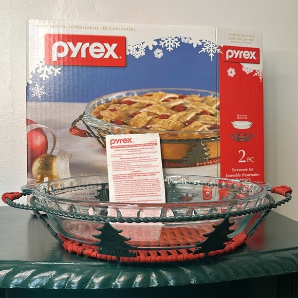 Pyrex Limited Edition Glass Pie Plate w Christmas Tree Tray Basket Bakeware Set - Picture 1 of 9